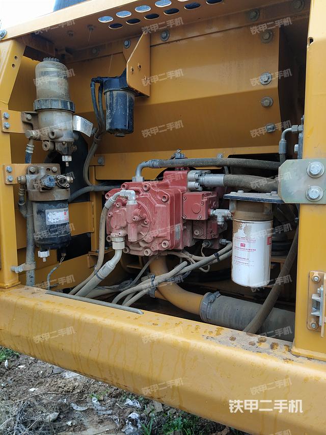 液压泵舱室正面整体（整机外观）