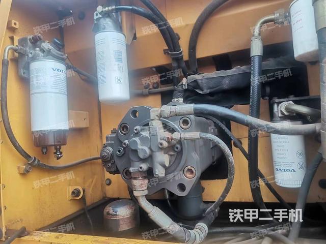 液压泵舱室正面整体（整机外观）