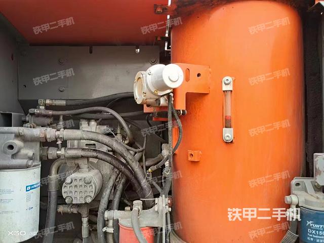 液压泵舱室正面整体（整机外观）