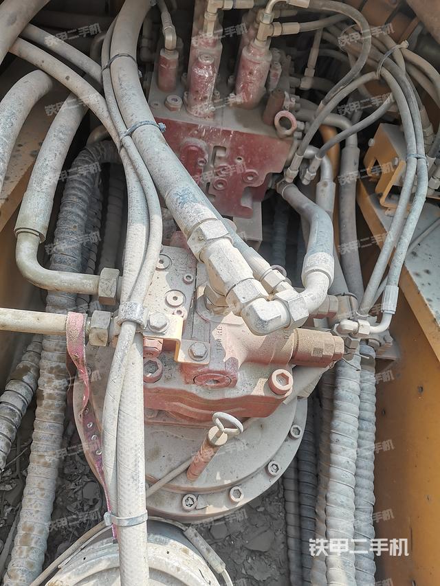 回转马达和主控阀（整机外观）