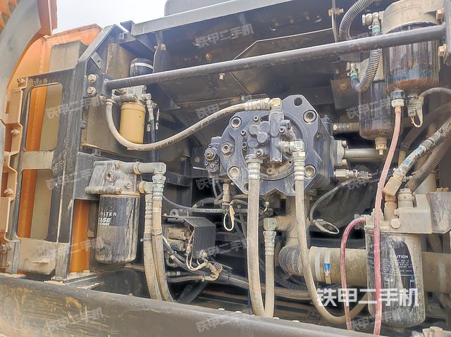 液压泵舱室正面整体（整机外观）