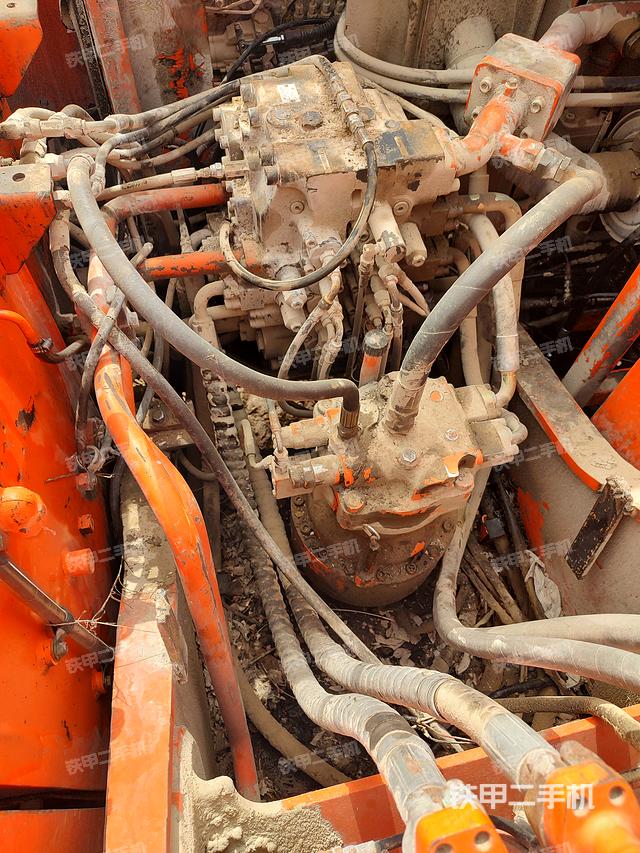 回转马达和主控阀（整机外观）