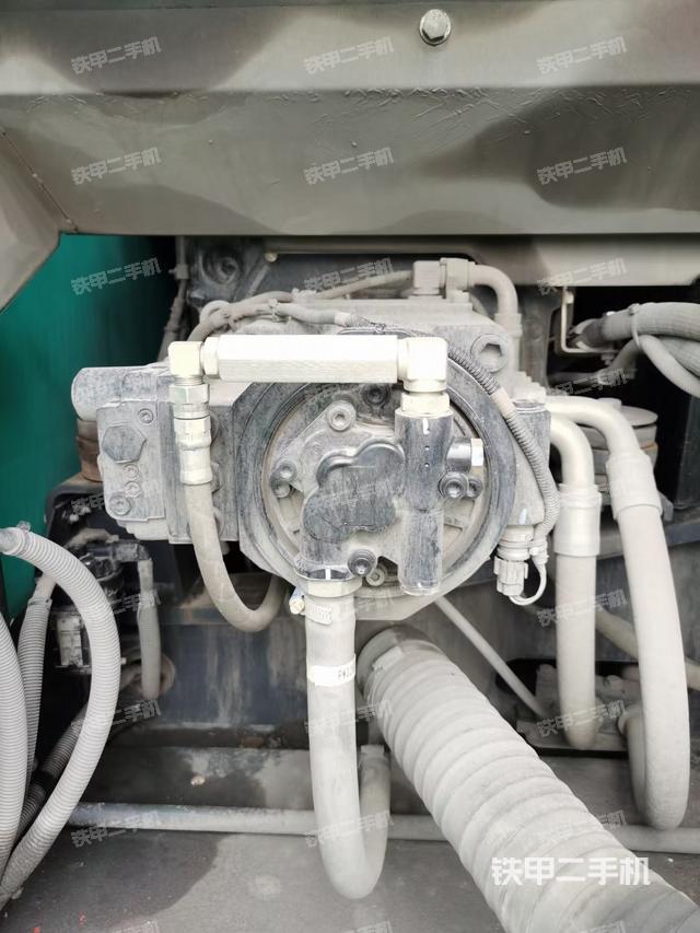 液压泵舱室正面整体（整机外观）