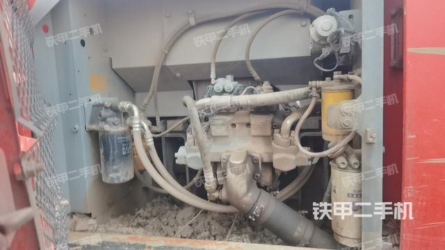 液压泵舱室正面整体（整机外观）