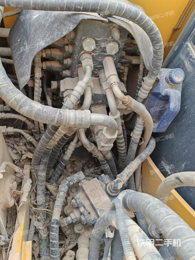 液压泵舱室正面整体（整机外观）