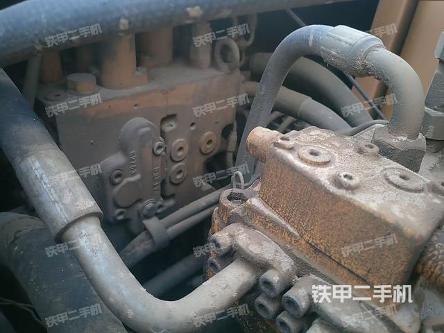 回转马达和主控阀（整机外观）