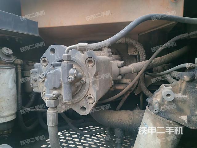 液压泵舱室正面整体（整机外观）