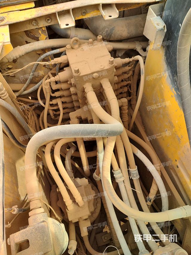 回转马达和主控阀（整机外观）