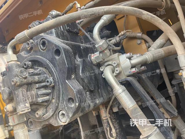 液压泵舱室正面整体（整机外观）