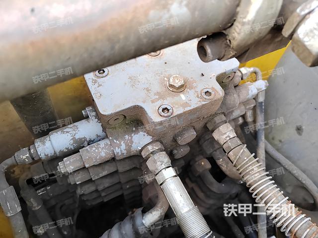 回转马达和主控阀（整机外观）