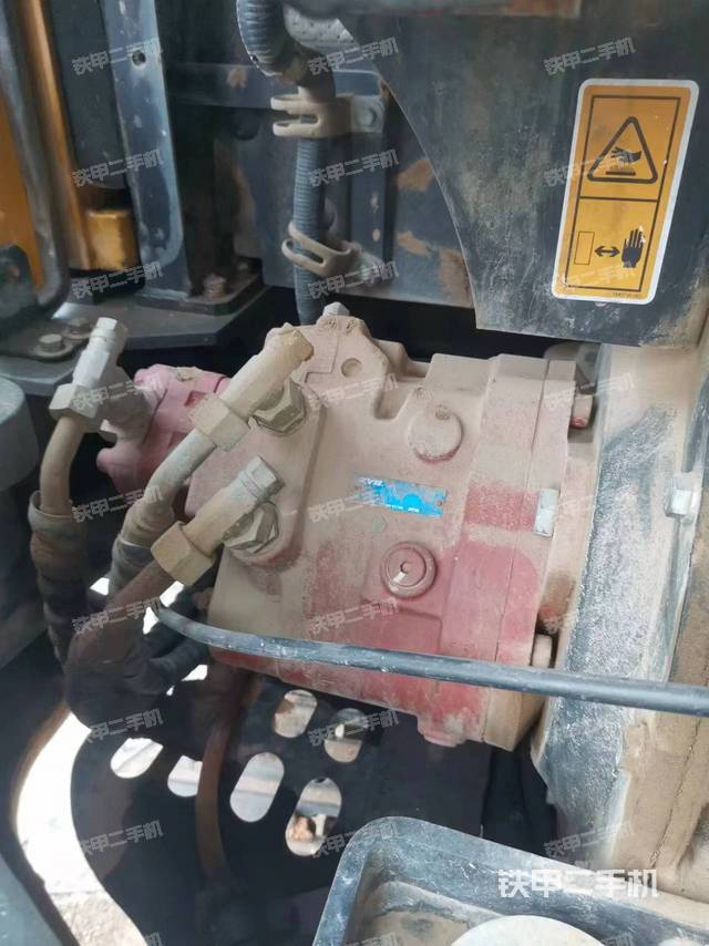 液压泵舱室正面整体（整机外观）