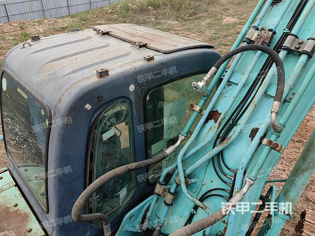 驾驶室顶部（整机外观）