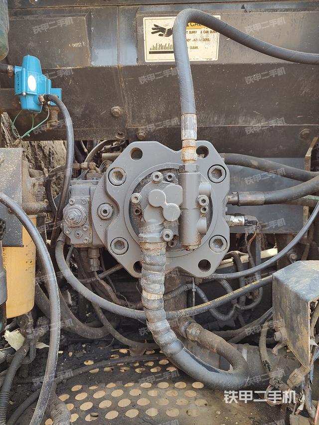 液压泵舱室正面整体（整机外观）