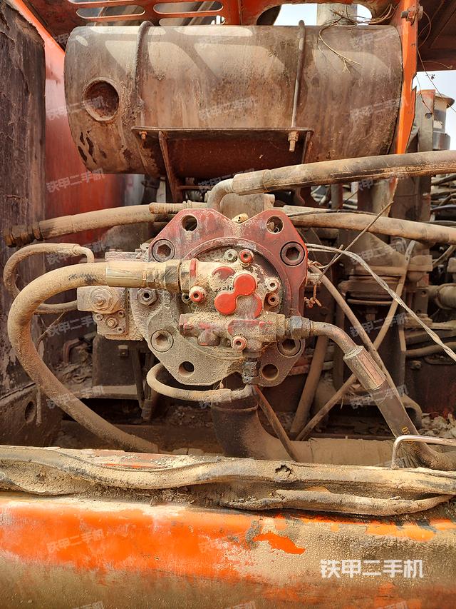 液压泵舱室正面整体（整机外观）