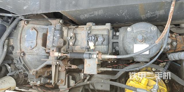 液压泵舱室正面整体（整机外观）