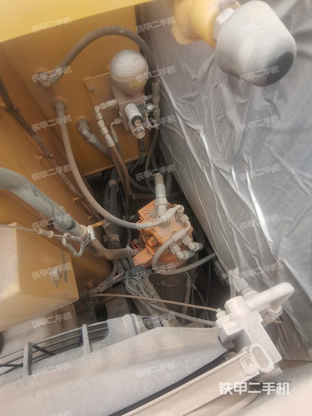 回转马达和主控阀（整机外观）