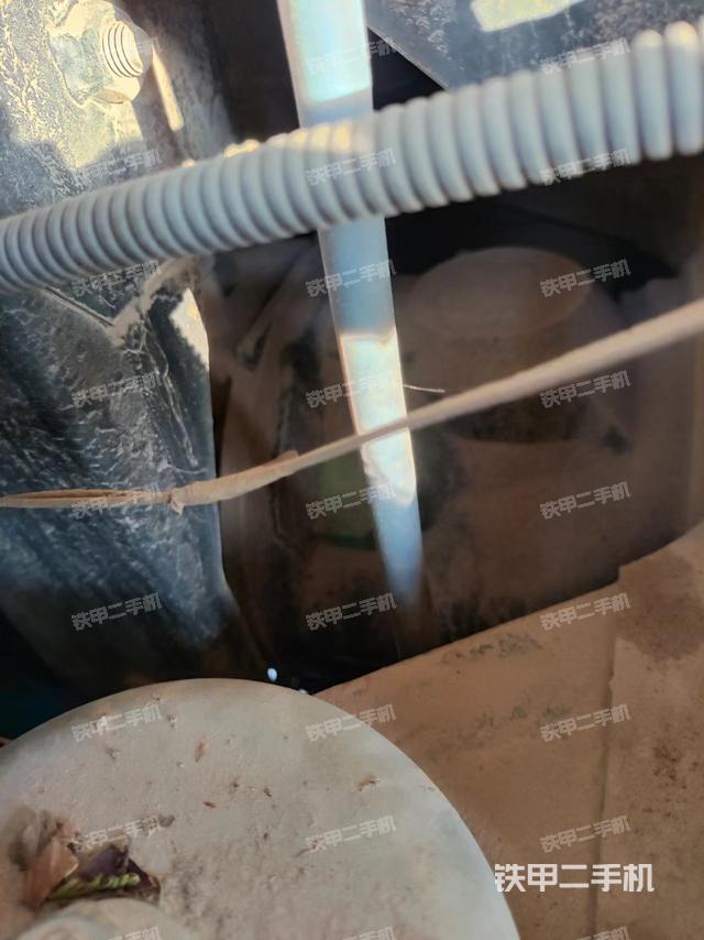 液压泵舱室正面整体（整机外观）