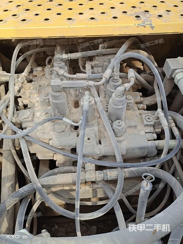 回转马达和主控阀（整机外观）