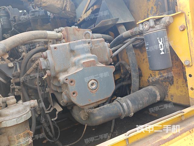 液压泵舱室正面整体（整机外观）