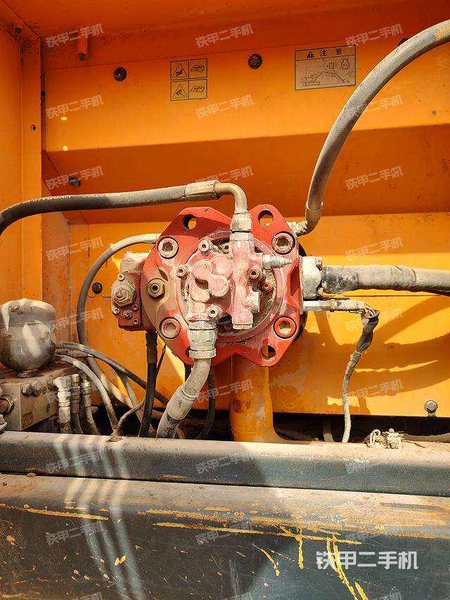 液压泵舱室正面整体（整机外观）