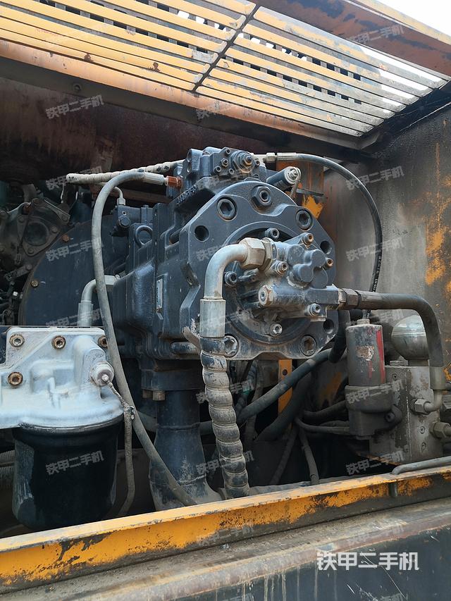 液压泵舱室正面整体（整机外观）