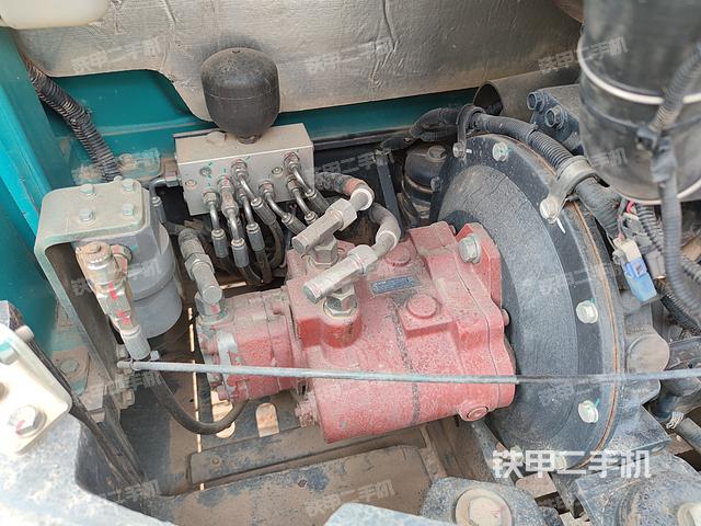 液压泵舱室正面整体（整机外观）