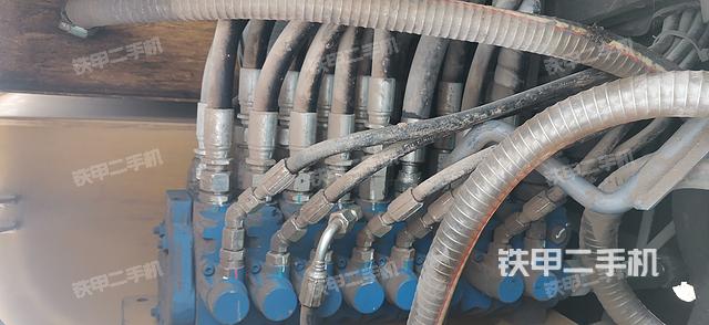 回转马达和主控阀（整机外观）