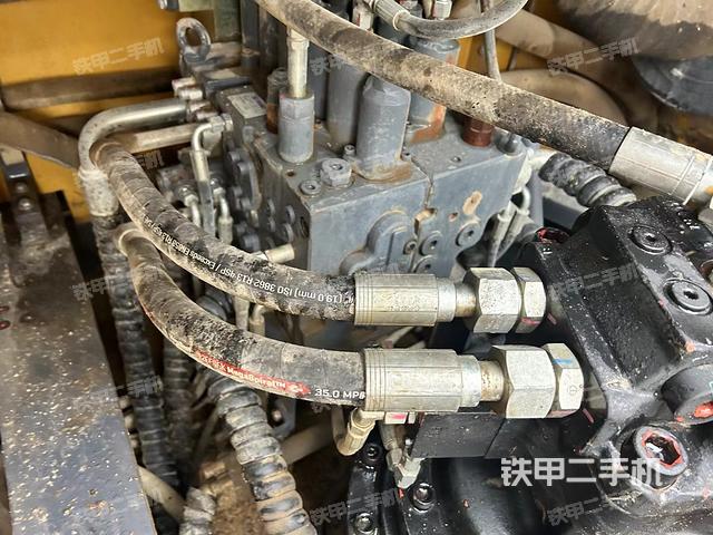 回转马达和主控阀（整机外观）