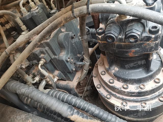 回转马达和主控阀（整机外观）