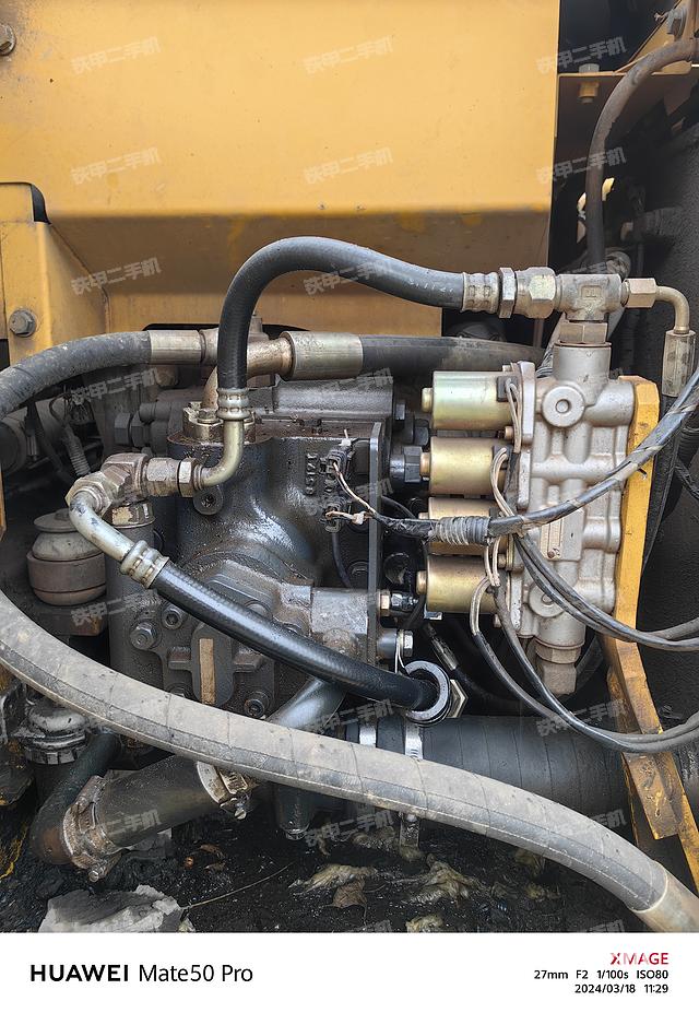 液压泵舱室正面整体（整机外观）