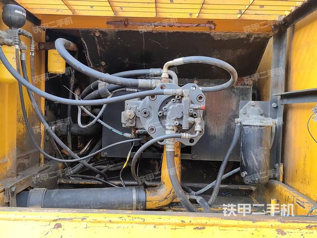 液压泵舱室正面整体（整机外观）