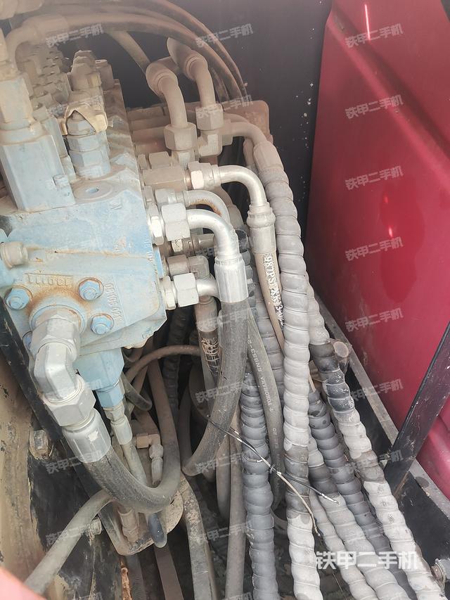 回转马达和主控阀（整机外观）