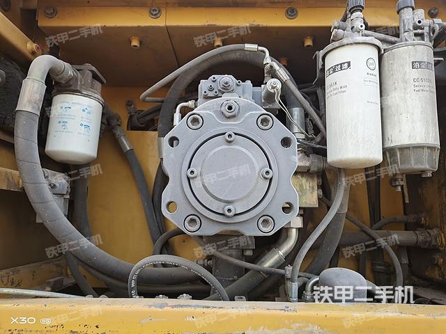 液压泵舱室正面整体（整机外观）