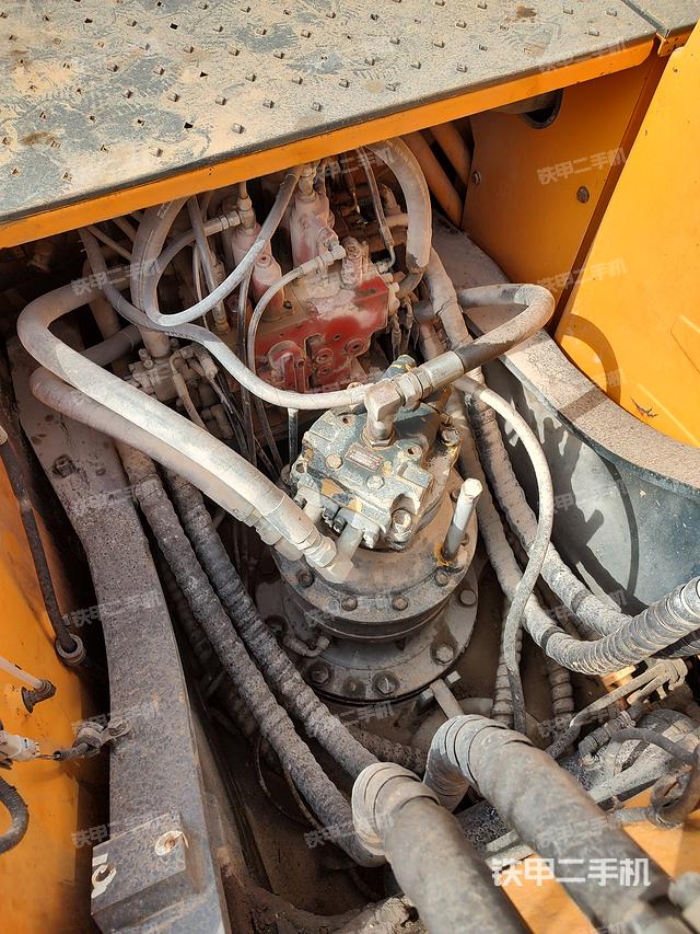 回转马达和主控阀（整机外观）