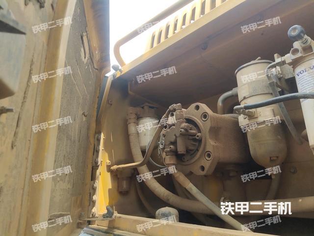 液压泵舱室正面整体（整机外观）