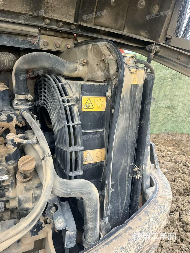 回转马达和主控阀（整机外观）