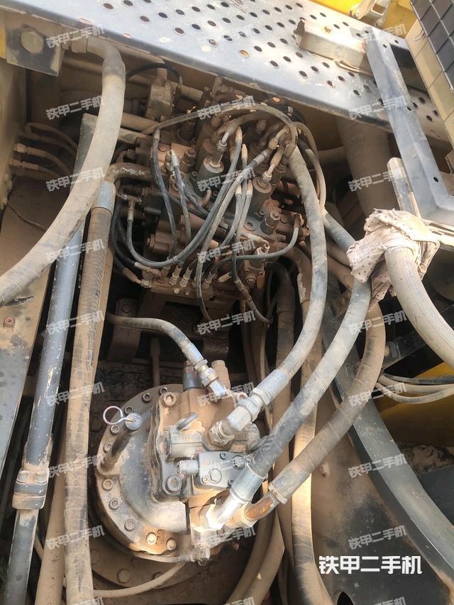 回转马达和主控阀（整机外观）