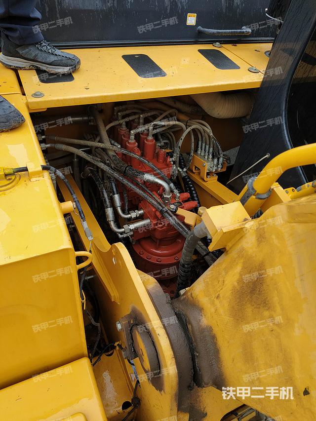 回转马达和主控阀（整机外观）