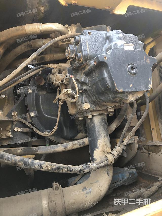 液压泵舱室正面整体（整机外观）