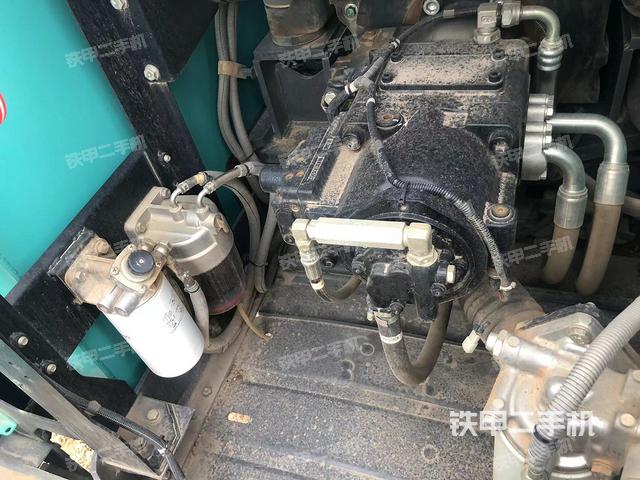 液压泵舱室正面整体（整机外观）