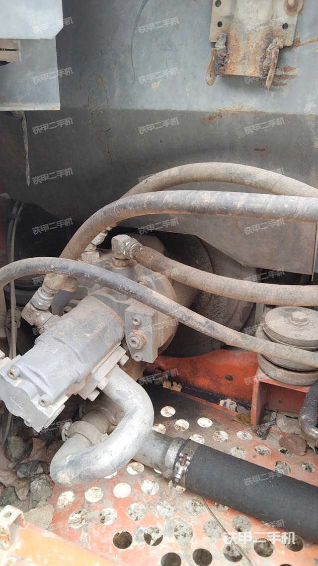 液压泵舱室正面整体（整机外观）