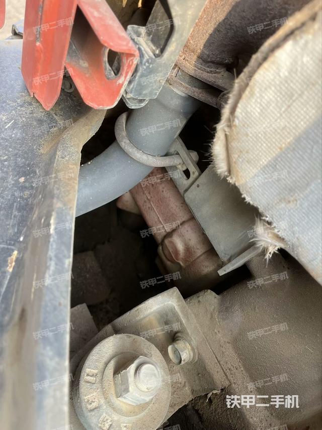 液压泵舱室正面整体（整机外观）