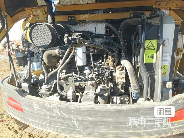 液压泵舱室正面整体（整机外观）