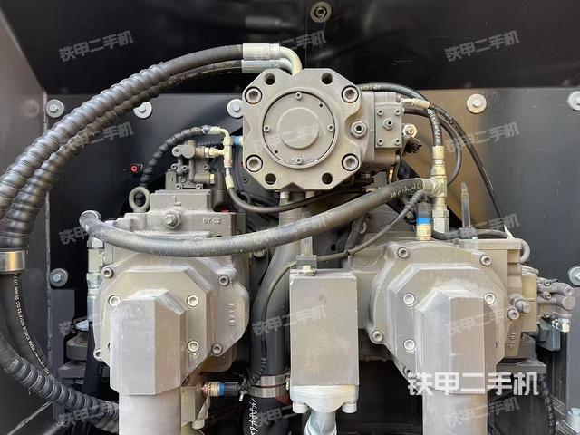 液压泵舱室正面整体（整机外观）