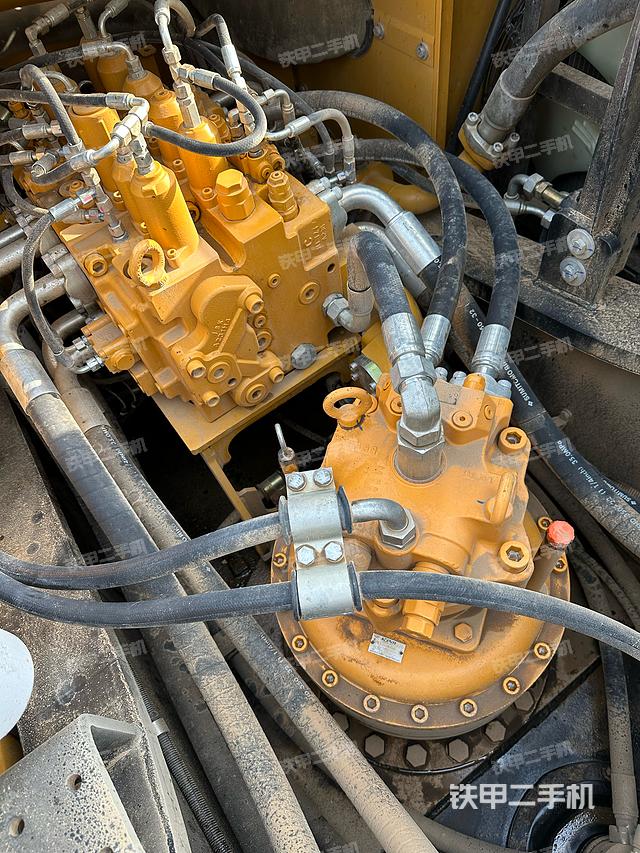 回转马达和主控阀（整机外观）