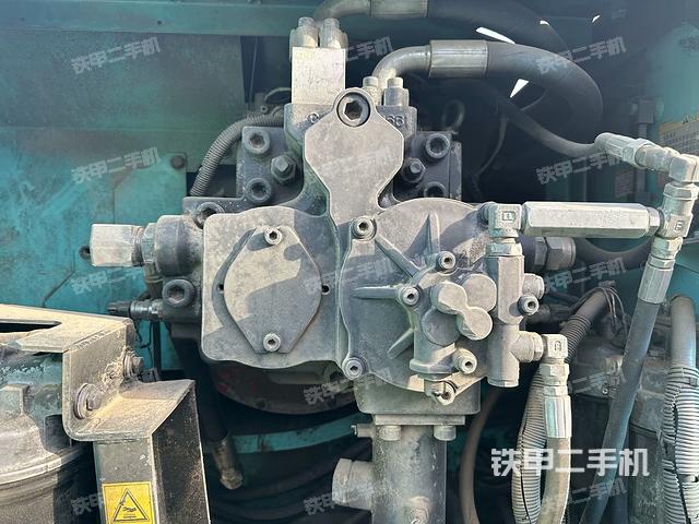 液压泵舱室正面整体（整机外观）