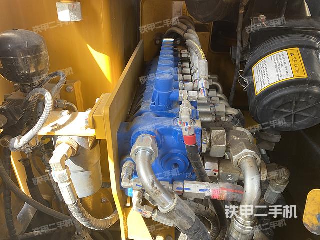 回转马达和主控阀（整机外观）