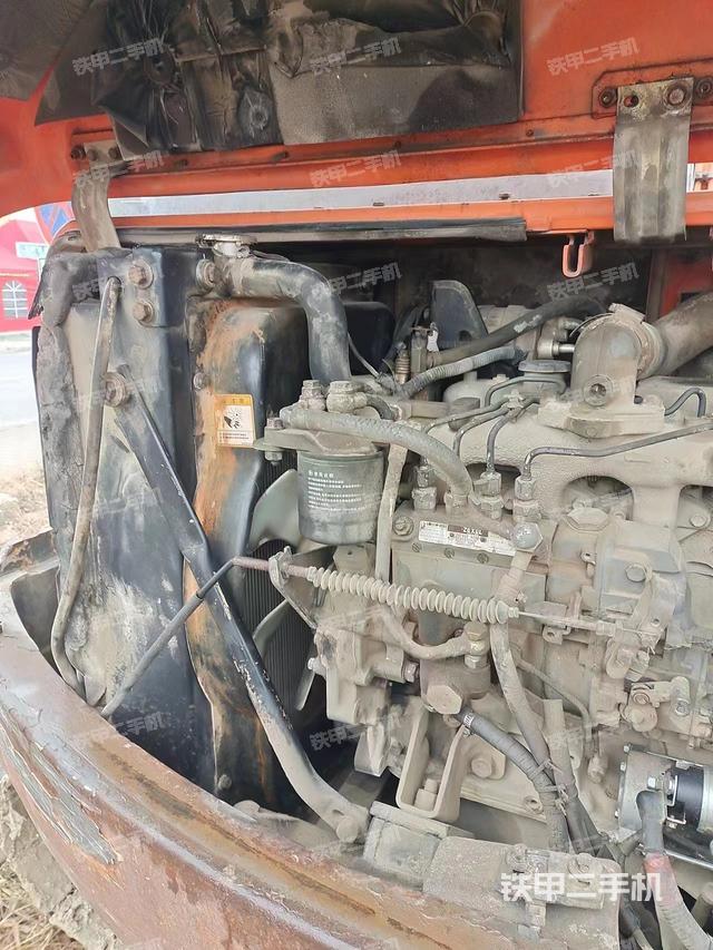 液压泵舱室正面整体（整机外观）