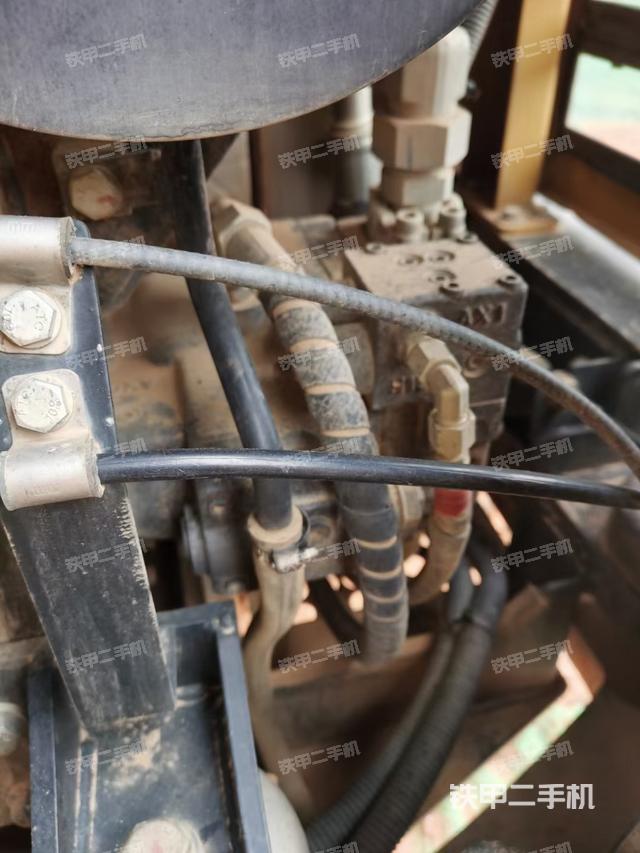 液压泵舱室正面整体（整机外观）