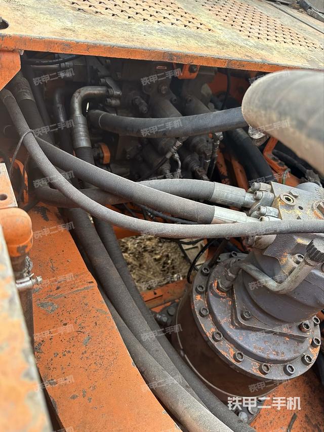 回转马达和主控阀（整机外观）